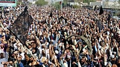  Aralarında Afganların da bulunduğu on binlerce kişi, Afganistan'a vize ile seyahat etmelerini zorunlu kılan hükümet planını kınamak için protesto düzenledi