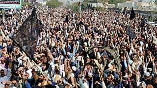  Aralarında Afganların da bulunduğu on binlerce kişi, Afganistan'a vize ile seyahat etmelerini zorunlu kılan hükümet planını kınamak için protesto düzenledi