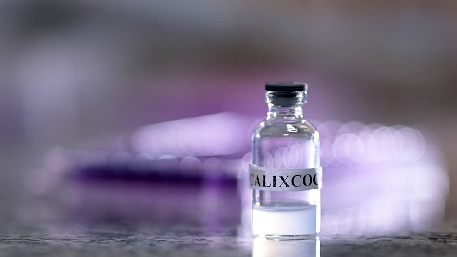 Brezilya'daki Minas Gerais Federal Üniversitesi Tıp Fakültesi'nde geliştirilen kokain aşısı Calixcoca'nın bir şişesi