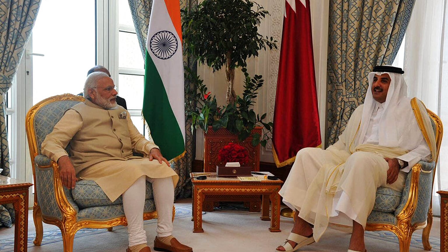 Hindistan Başbakanı Narendra Modi (sol), Katar Emiri Şeyh Tamim bin Hamad 