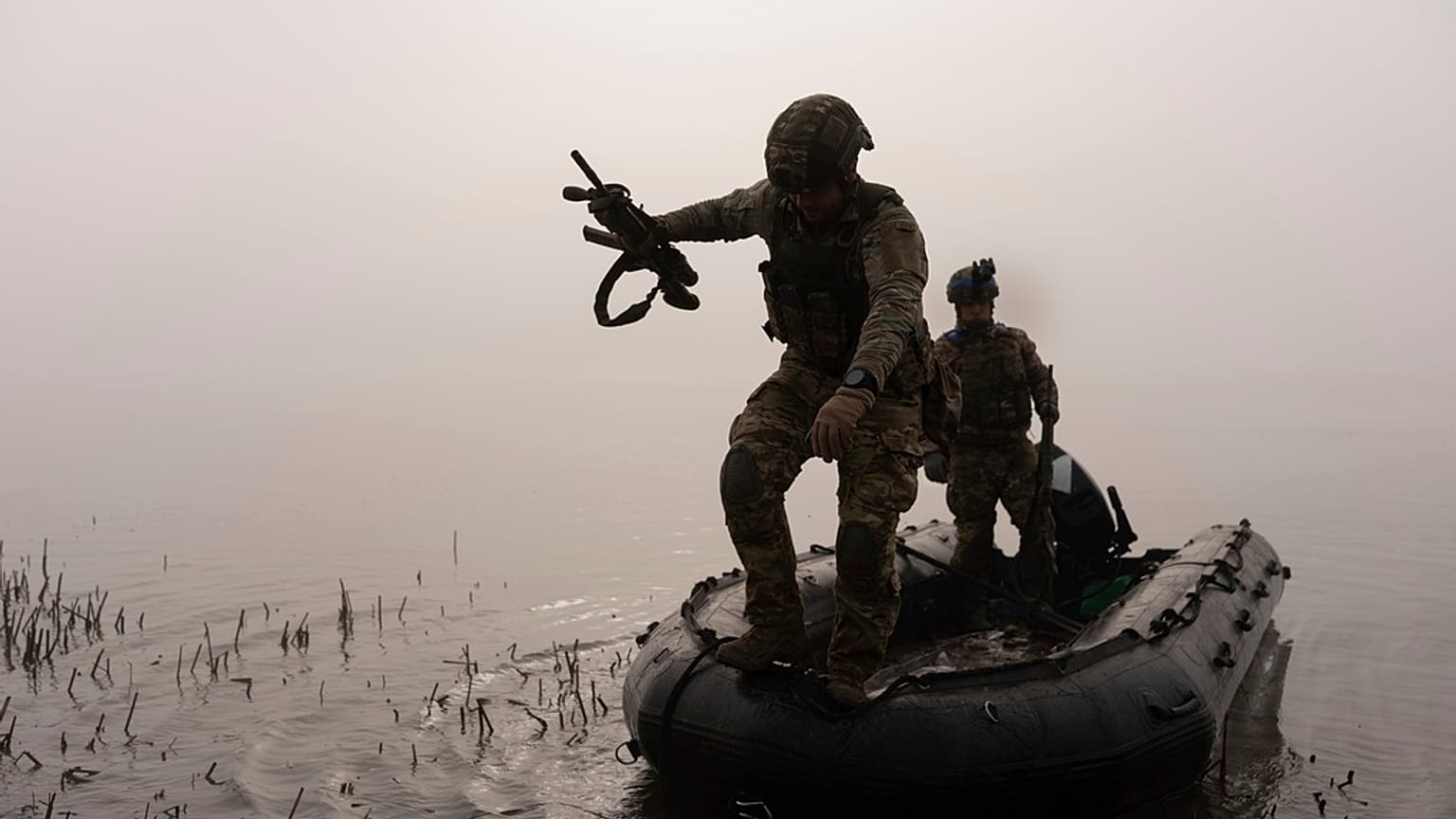 Un militar ucraniano durante unas maniobras en la línea del frente, cerca de Jersón, en Ucrania, el domingo 15 de octubre de 2023.