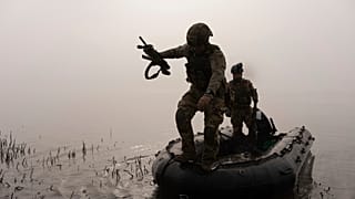 Ukrainische Soldaten auf einem Panzer zwischen Isjum und Lyman im Osten des Landes