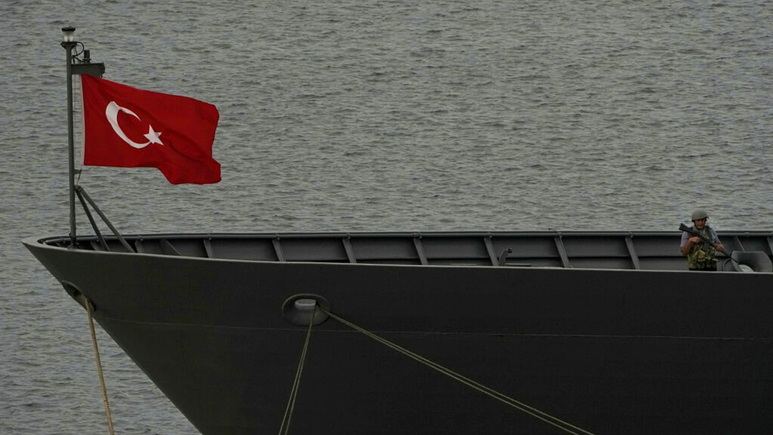 Un soldado turco vigila a bordo del buque de guerra turco TCG Kemalreis mientras atraca en el puerto de Haifa, Israel, sábado 3 de septiembre de 2022.