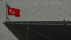 Ein türkischer Soldat bewacht das türkische Kriegsschiff TCG Kemalreis beim Anlegen im Hafen von Haifa, Israel, Samstag, 3\. September 2022