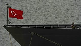 Ein türkischer Soldat bewacht das türkische Kriegsschiff TCG Kemalreis beim Anlegen im Hafen von Haifa, Israel, Samstag, 3\. September 2022