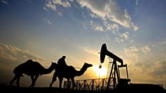 Πετρελαιοπηγή στην έρημο Σαχίρ, Μπαχρέιν - 20 Δεκεμβρίου 2015. 