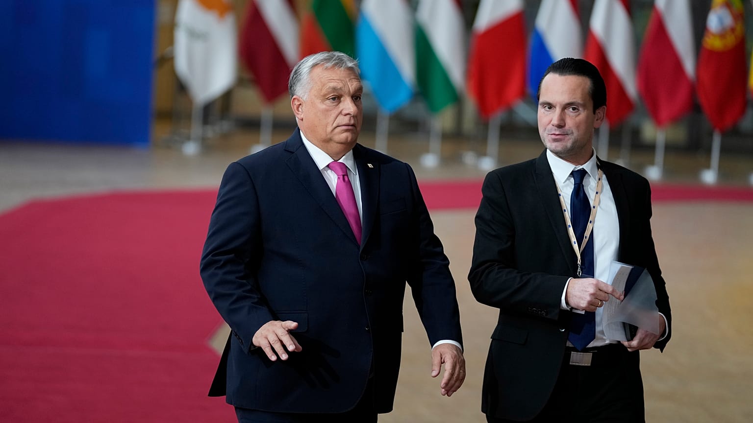 Orbán Vitkor és Havasi Bertalan, a Miniszterelnöki Sajtóirodát vezető helyettes államtitkár Brüsszelben