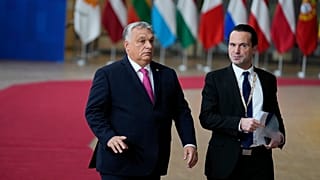 Orbán Vitkor és Havasi Bertalan, a Miniszterelnöki Sajtóirodát vezető helyettes államtitkár Brüsszelben