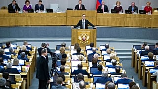 Dmitrij Medvegyev beszél az orosz parlament alsóházában