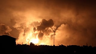 انفجارات ناجمة عن قصف عنيف لقطاع غزة من قبل الجيش الإسرائيلي ليلة الجمعة على السبت