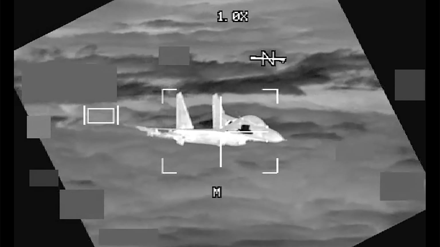 A kínai vadászgép a B-52-es kamerája előtt