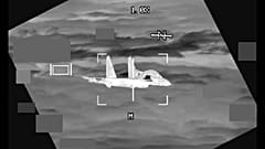 A kínai vadászgép a B-52-es kamerája előtt