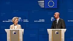 Die Präsidentin der Europäischen Kommission, Ursula von der Leyen, und der Präsident des Europäischen Rates, Charles Michel, bei der abschließenden Pressekonferenz, 27.10.2023