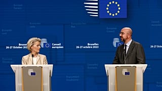 Die Präsidentin der Europäischen Kommission, Ursula von der Leyen, und der Präsident des Europäischen Rates, Charles Michel, bei der abschließenden Pressekonferenz, 27.10.2023