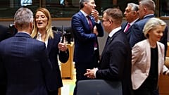 Staats- und Regierungschefs der EU und die Präsidentinnen des Europaparlaments, Roberta Metsola (2.v.l.) und der Kommission, Ursula von der Leyen, beim EU-Gipfel, 26. 10. 2023