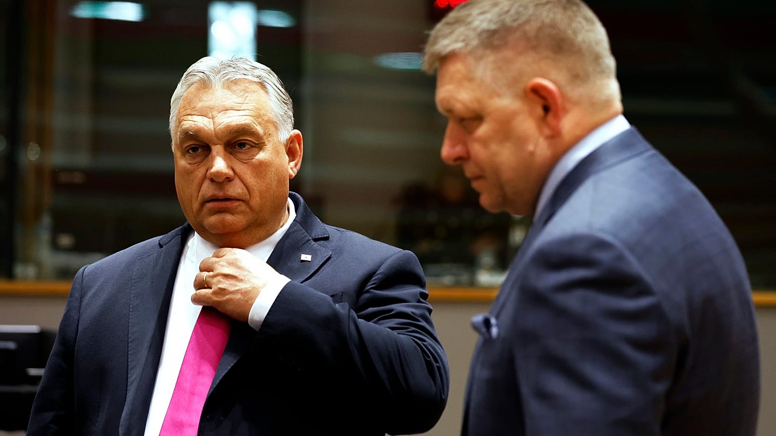 O primeiro-ministro húngaro, Viktor Orbán, ao lado do primeiro-ministro eslovaco, Robert Fico, durante uma cimeira de líderes da UE em Bruxelas.