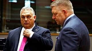 Der ungarische Ministerpräsident Viktor Orbán (links) neben seinem neuen slowakischen Amstkollegen Robert Fico während des EU-Gipfeltreffens in Brüssel, 26.10.2023.