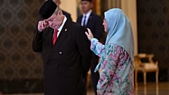 Malezya Kralı seçilen İbrahim İskender, kız kardeşi Malezya Kraliçesi Tunku Azizah Aminah Maimunah yanında göz yaşlarına hakim olamadı