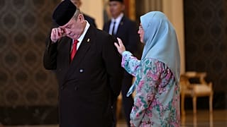 Malezya Kralı seçilen İbrahim İskender, kız kardeşi Malezya Kraliçesi Tunku Azizah Aminah Maimunah yanında göz yaşlarına hakim olamadı