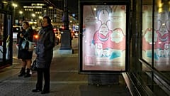 Panoda kürtaj karşıtı reklamda "Bir anne adayı şöyle düşünüyor: 'Şimdi ne yapacağım? Bunun üstesinden gelebilecek miyim? Nereden destek bulabilirim?" yazıyor