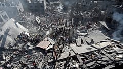 İsrail'in Gazze'ye yönelik hava saldırılarında çöken binaların enkazında binlerce sivil hayatını kaybetti