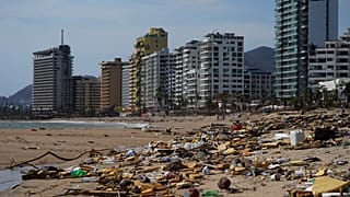 Törmelék Acapulco tengerpartján