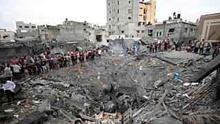 فلسطینی‌ها آوار یک ساختمان ویران شده پس از حمله هوایی اسرائیل در نوار غزه را بازرسی کردند.