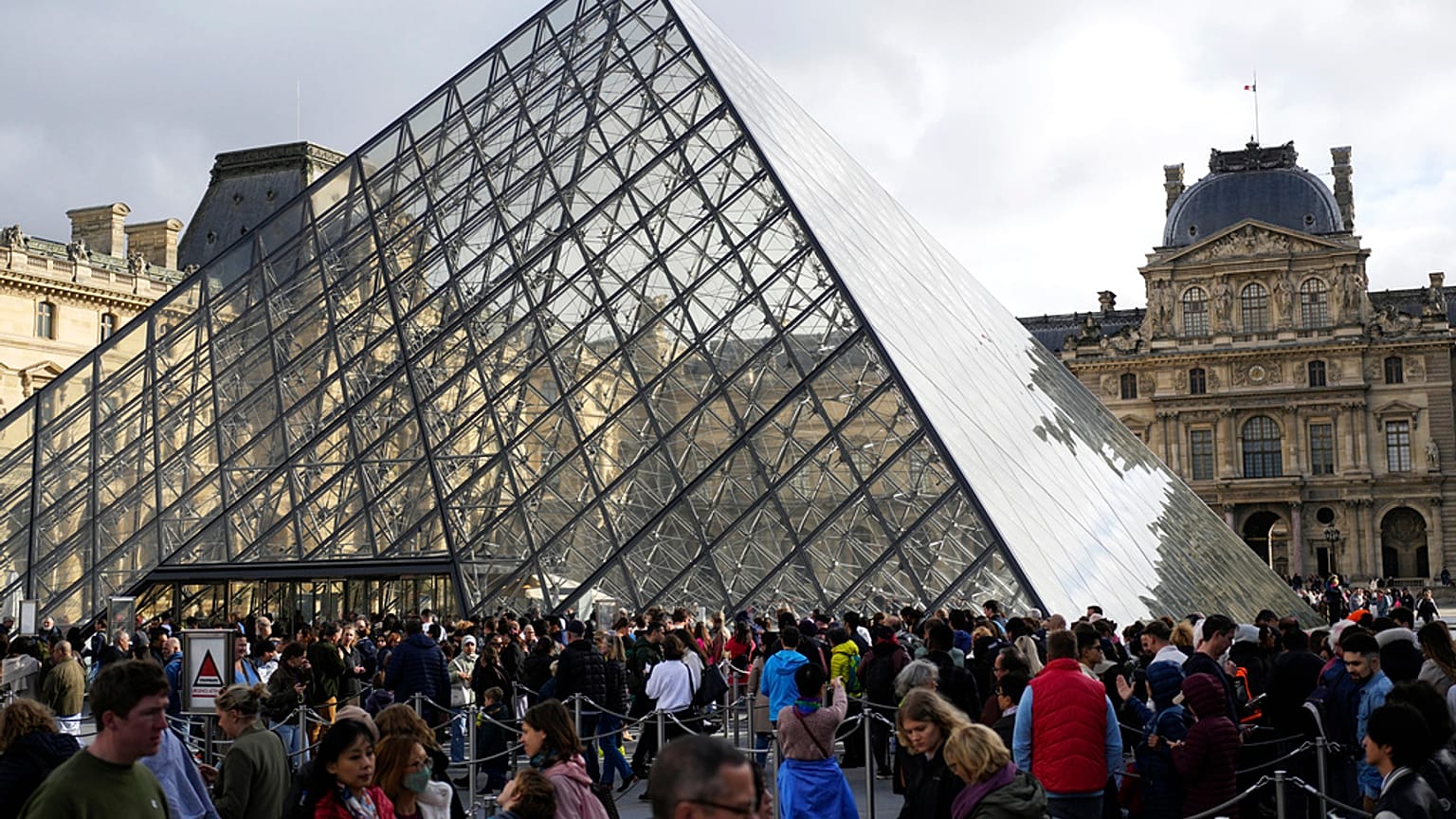 Louvre Muzesi