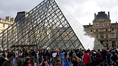 متحف اللوفر في باريس، فرنسا