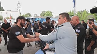 توزيع الأسلحة على المتطوعين في عسقلان 
