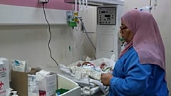 Des médecins palestiniens soignent un bébé né prématurément à l'hôpital Al Aqsa de Deir el-Balah, dans la bande de Gaza, le dimanche 22 octobre 2023. 
