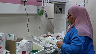 Des médecins palestiniens soignent un bébé né prématurément à l'hôpital Al Aqsa de Deir el-Balah, dans la bande de Gaza, le dimanche 22 octobre 2023.