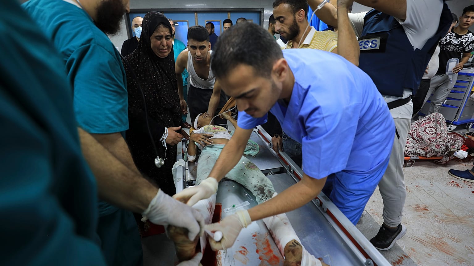 طاقم طبي في مستشفى الشفاء في قطاع غزة؟ 
