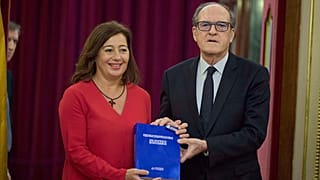 Le médiateur Angel Gabilondo remet le premier rapport indépendant sur les abus de mineurs dans l'Église catholique à la présidente du parlement Francina Armengol, 27/10/2023