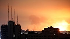 Bombardeamentos iluminam a noite no norte da Faixa de Gaza