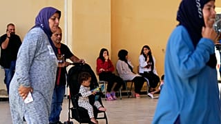 نازحون لبنانيون من جنوب لبنان على الحدود مع إسرائيل إلى مدينة صور