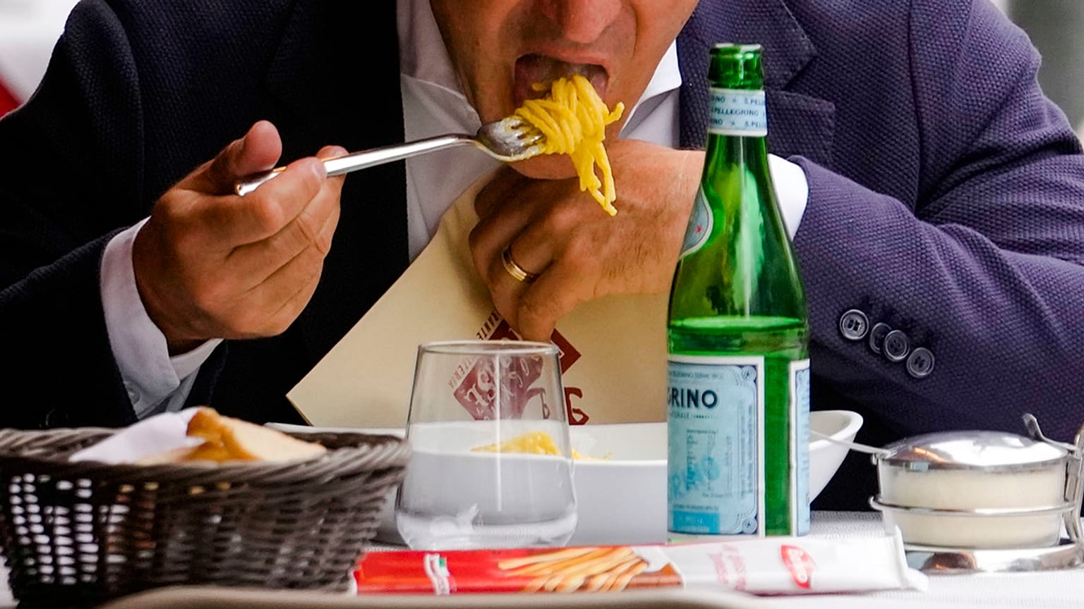 Archivo: Un hombre come en un restaurante de Milán, en el norte de Italia, el jueves 8 de junio de 2023.