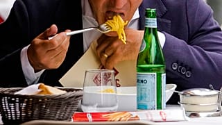 Un uomo mangia della pasta in un ristorante di Milano, giovedì 8 giugno 2023. Gli italiani hanno indetto una protesta per la pasta, mentre i prezzi dei prodotti alimentari stanno schiacciando l'Europa.