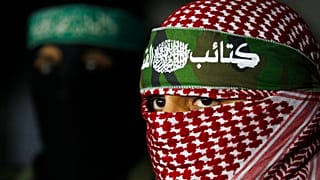 أبو عبيدة، في الوسط، المتحدث باسم كتائب القسام، الجناح العسكري لحركة حماس، يعقد مؤتمرًا صحفيًا في مدينة غزة، الجمعة 26 مارس/آذار 2010.