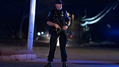 Ein Polizist sichert die Stelle, wo der mutmaßliche Schütze tot gefunden wurde.