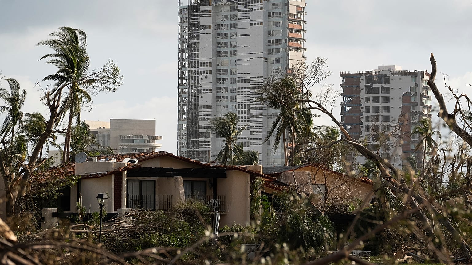 Devastazione ad Acapulco dopo il passaggio dell'uragano Otis
