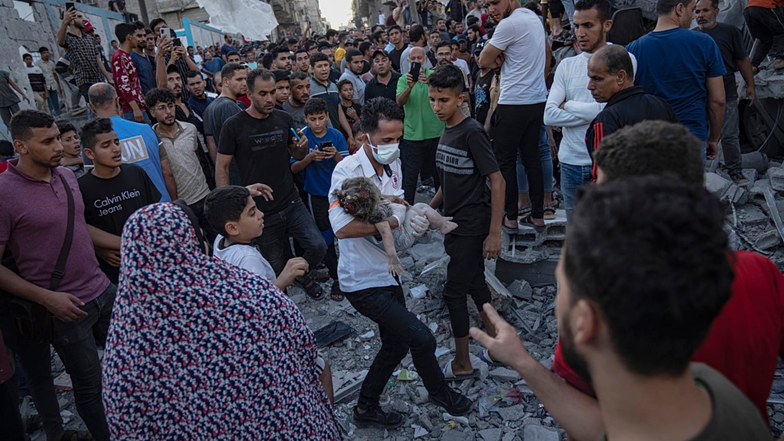 Un niño es sacado de los escombros de un edificio tras un ataque aéreo en Khan Younis, Franja de Gaza, sábado 21 de octubre de 2023\.
