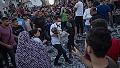 Ein Kind wird aus den Trümmern eines Gebäudes nach einem Luftangriff in Khan Younis im Gazastreifen getragen, Samstag, 21\. Oktober 2023\. 