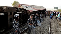 صورة أرشيف لحادث تحطم قطار في بنها بمحافظة القليوبية في نيسان 2021