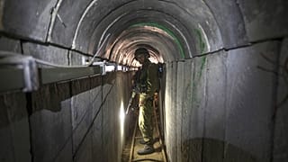 Bir İsrail askeri, Hamas'a ait tünelde