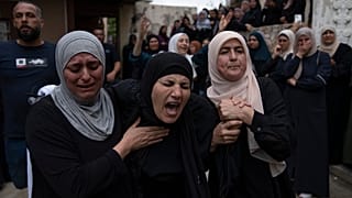 نساء فلسطينيات يبكين أثناء تشييع جثمان شاب قتله الجيش الإسرائيلي في بلدة ييت ريما بالضفة الغربية المحتلة
