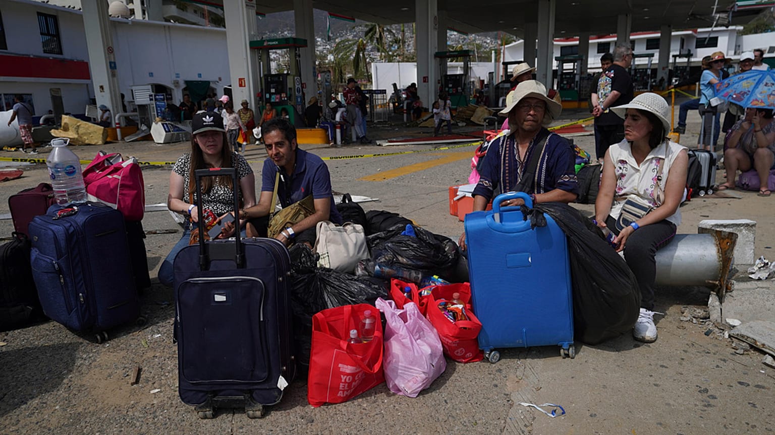 L'attente des touristes pour quitter Acalpulco ravagé par un ouragan