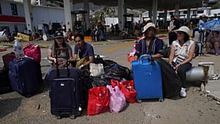 L'attente des touristes pour quitter Acalpulco ravagé par un ouragan