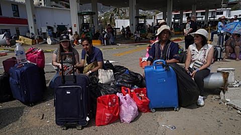 L'attente des touristes pour quitter Acalpulco ravagé par un ouragan