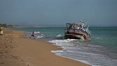 La embarcación varada en una playa de la ciudad siciliana de Marinella de Selinunte, en Italia. En ella viajaban decenas de migrantes intentando llegar a Europa